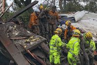 رجال الدفاع المدنى ينقذون امرأة من تحت الانقاض