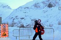 انهيارات ثلجية تغلق الطرق