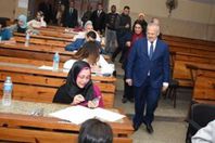 رئيس جامعة القاهرة خلال تفقده لجان الامتحانات