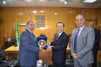 رئيس حكومة و لاية "يانجزهو"الصينية والوفد المرافق