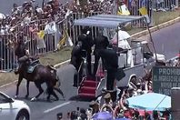 توقف موكب بابا الفاتيكان من اجل شرطية