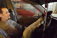 بولا يقود السيارة بدون ذراعين