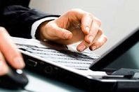 مشاهدة المواقع الإباحية (أرشيفية)