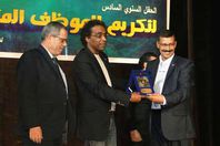 كرم الدكتور احمد عواض رئيس الهيئة العامة لقصور الثقافة محمد ادريس نجيب مدير عام مثالى  عن اقليم جنوب