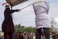 الشاب أثناء تطبيق عقوبة الجلد