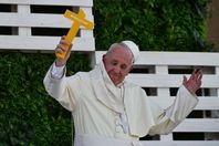 بالصور.. الرياح تغازل بابا الفاتيكان أثناء خطابه فى تشيلى