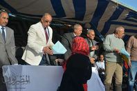 صور  توزيع أراضى.  الشباب