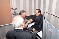 الرئيس السيسي أثناء إجراء الكشف الطبي