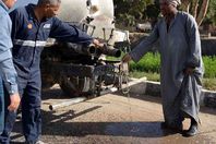 محافظ الأقصر يضبط سيارتين حكوميتين مخالفتين أثناء جولته