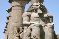 بالصور..  نقل تمثال رمسيس الثاني إلي البهو العظيم بالمتحف الكبير