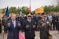 مجاور وحسين وطاهر يضعون اكاليل الزهور على النصب التذكارى للشهداء