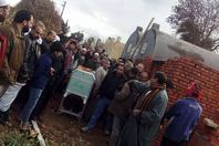 بالصور.. تركوا الميت لبناء مقبرة مخالفة بالمنوفية