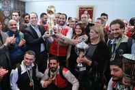 رئيس الحكومة التونسية يستقبل أبطال إفريقيا لليد في المطار
