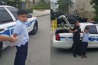 الطفل مكبل بالأصفاد