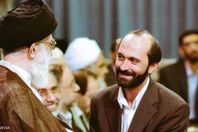 طوسي يصافح مرشد النظام الإيراني علي خامنئي