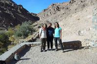 منى برنس مع الفتاتين الإسرائيلتين