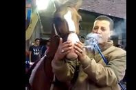 الرجل أثناء أجبار الحصان علي التدخين 
