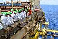 "السيسي" يتفقد حقل ظهر البحرى غب بورسعيد