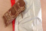 متجر يعتذر لسيدة ويعطيها شكولاتة بالديدان هدية 
