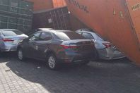 سقوط 7 حاويات على 14 سيارة بميناء الإسكندرية