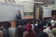 مدرس تاريخ يجسد شخصية الخديوى اسماعيل بملابسة لطلاب الثانويه العامة