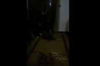 اب يعذب ابنه