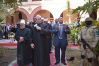 تأدية صلاة الظهر داخل الكنيسة الكاثوليكية