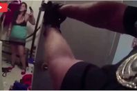 رجال الشرطة وفتاة مطلوبة بأمريكا