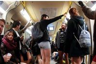 حركة بلا سراويل فى مترو الانفاق