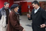 والد السجين مونتويا خيمينيث واقاربه أمام المستشفى  
