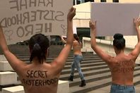 ناشطات عاريات يتضامن مع " السعودية الهاربة"