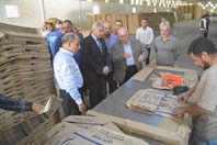 محافظ المنيا يتفقد احد المصانع