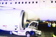 اصطدام سيارة بطائرة