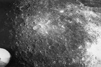 وجه القمر المظلم
