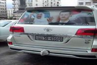 صورة أمير الكويت مع بشار بشوارع دمشق