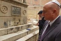 السفير الإسرائيلي، دافيد جوفرين يزور قبر حاخام يهودي بالبساتين