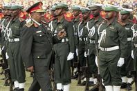 البشير واستعراض الجيش السوداني