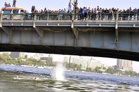 انتحار من أعلى الكوبري