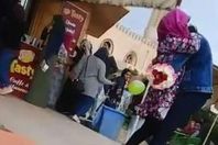 شاب يحضن فتاة