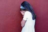 عجوز يدفع ثمن المخدرات لنجله.. ويتحرش بأطفاله