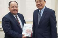 وزيرالمالية والسفير السنغافوري