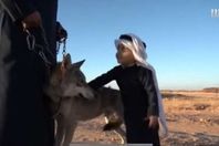 مواطن سعودي يعيش مع اذلئاب
