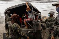 إجلاء الآلاف بسبب بركان "تال"
