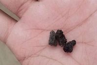 حجارة سوداء تسقط من السماء