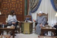 شيخ الأزهر مع نبيلة مكرم، وزيرة الهجرة وشؤون المصريين بالخارج