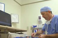 الدكتور باري يرسم للأطفال