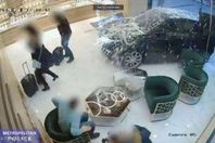 السيارة تقتحم محل المجوهرات