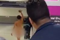 تخلع ملابسها داخل المطار وتهاجم سيارة شرطة