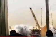 في عرض عسكري.. إنقاذ مدنيين من دهس دبابة