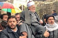 دخل محمولا على الأعناق.. " عكرمة صبري" يتحدى قرار الاحتلال